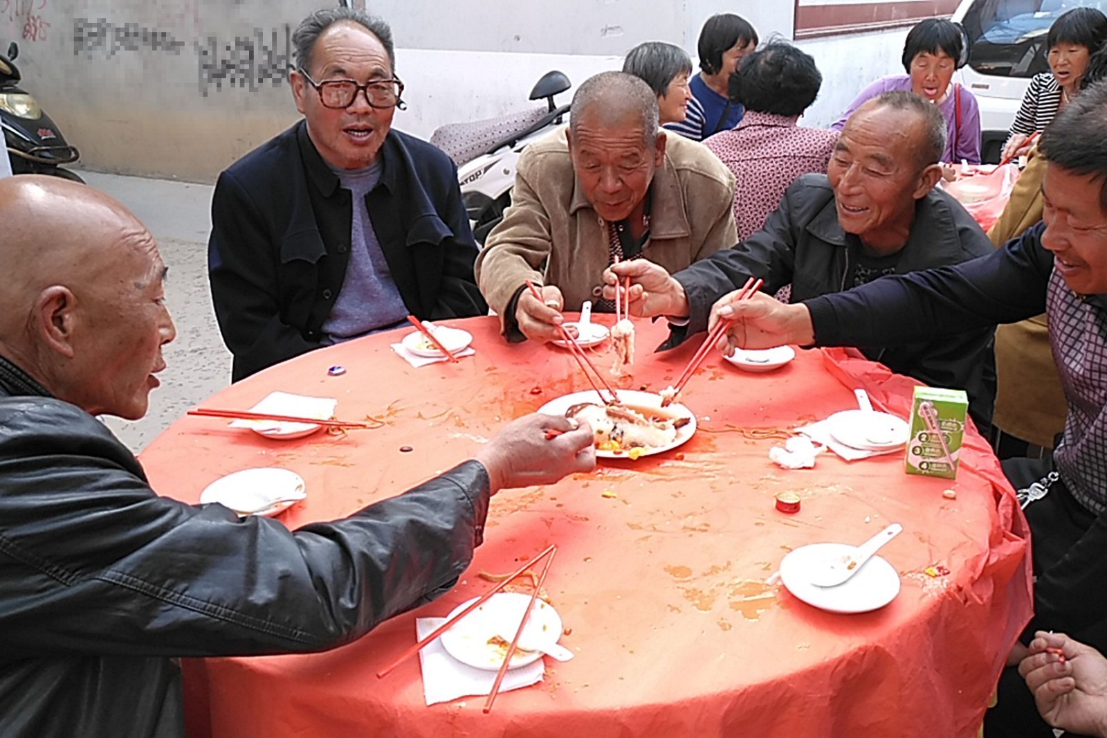 农村这桌花了300元的喜宴21道菜不见1片肉,169桌全村人吃的精光