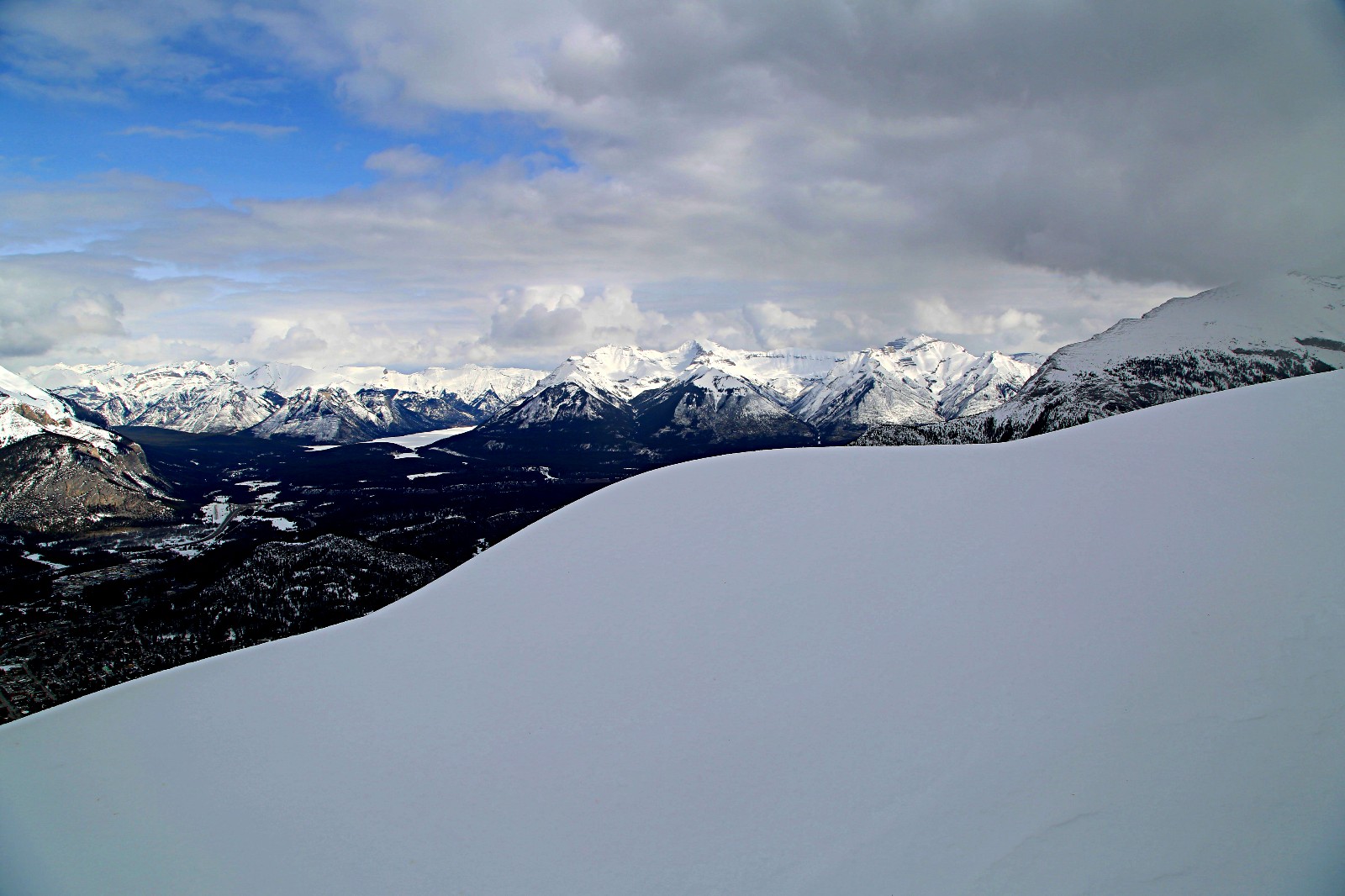 千山暮雪(摄于加拿大班夫国家公园硫磺山)