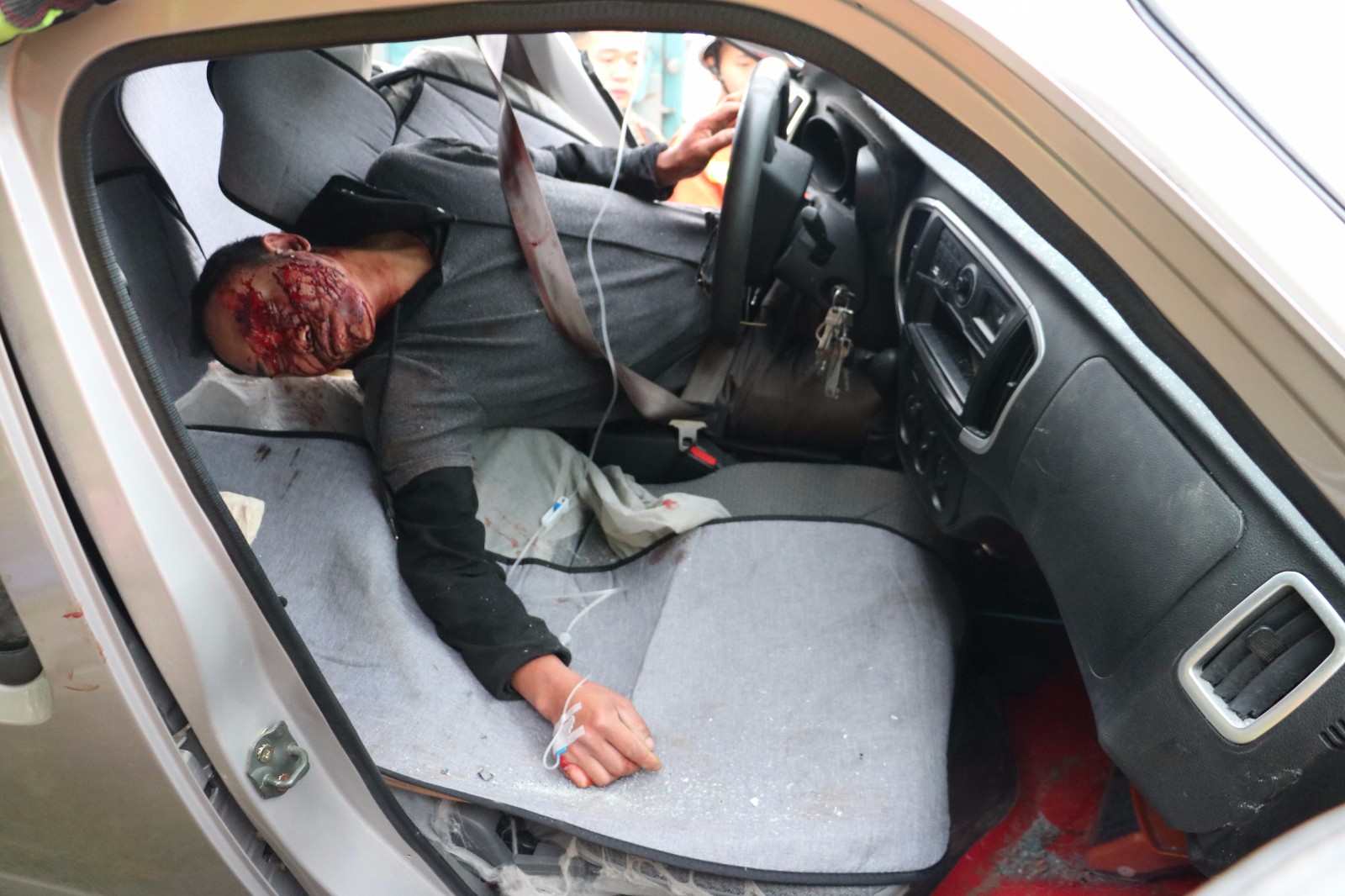 贵州桐梓 两车相撞致1人被困 消防上演生死营救