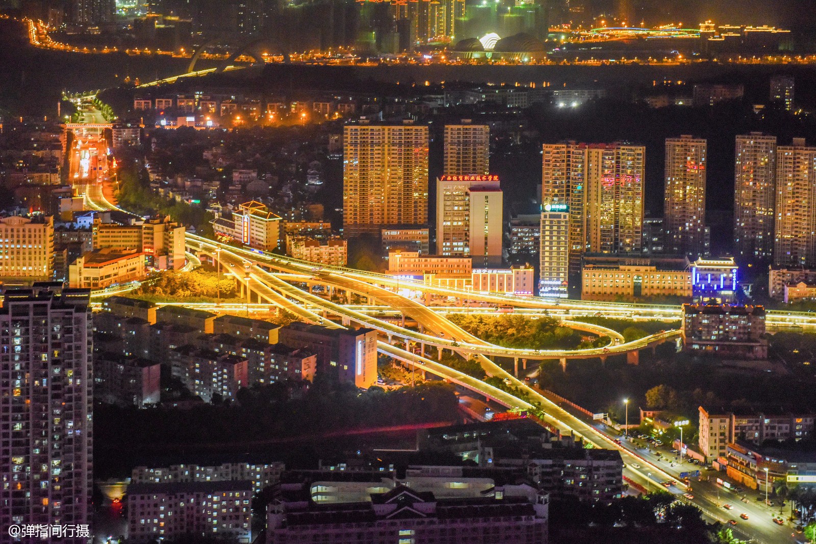 广西南宁发展速度惊人夜景堪比一线城市光旅游收入就超1000亿
