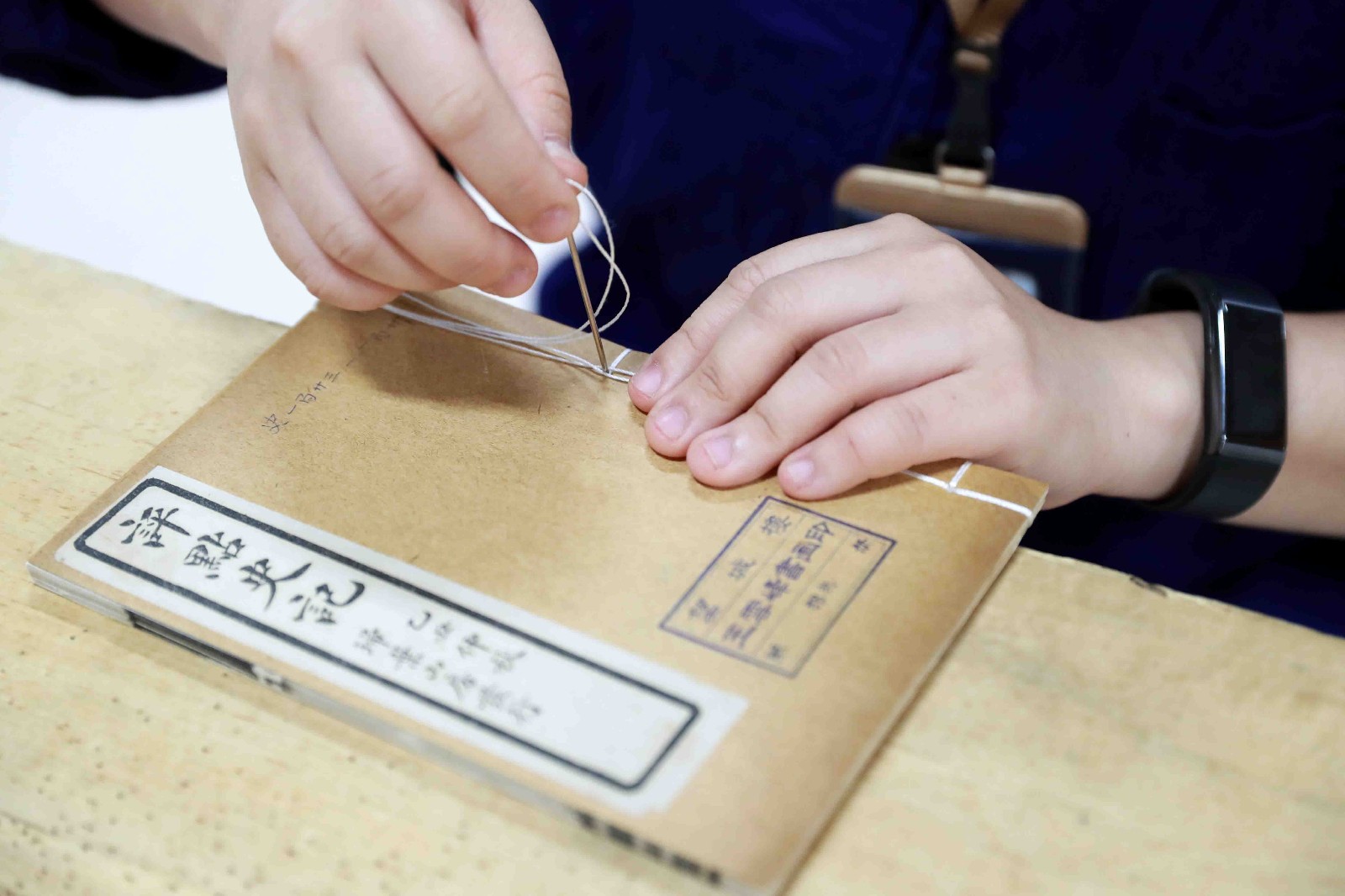 古籍修复师妙手回春古书本,一年修复3750页|毛笔|古籍|杜亚平_新浪新闻