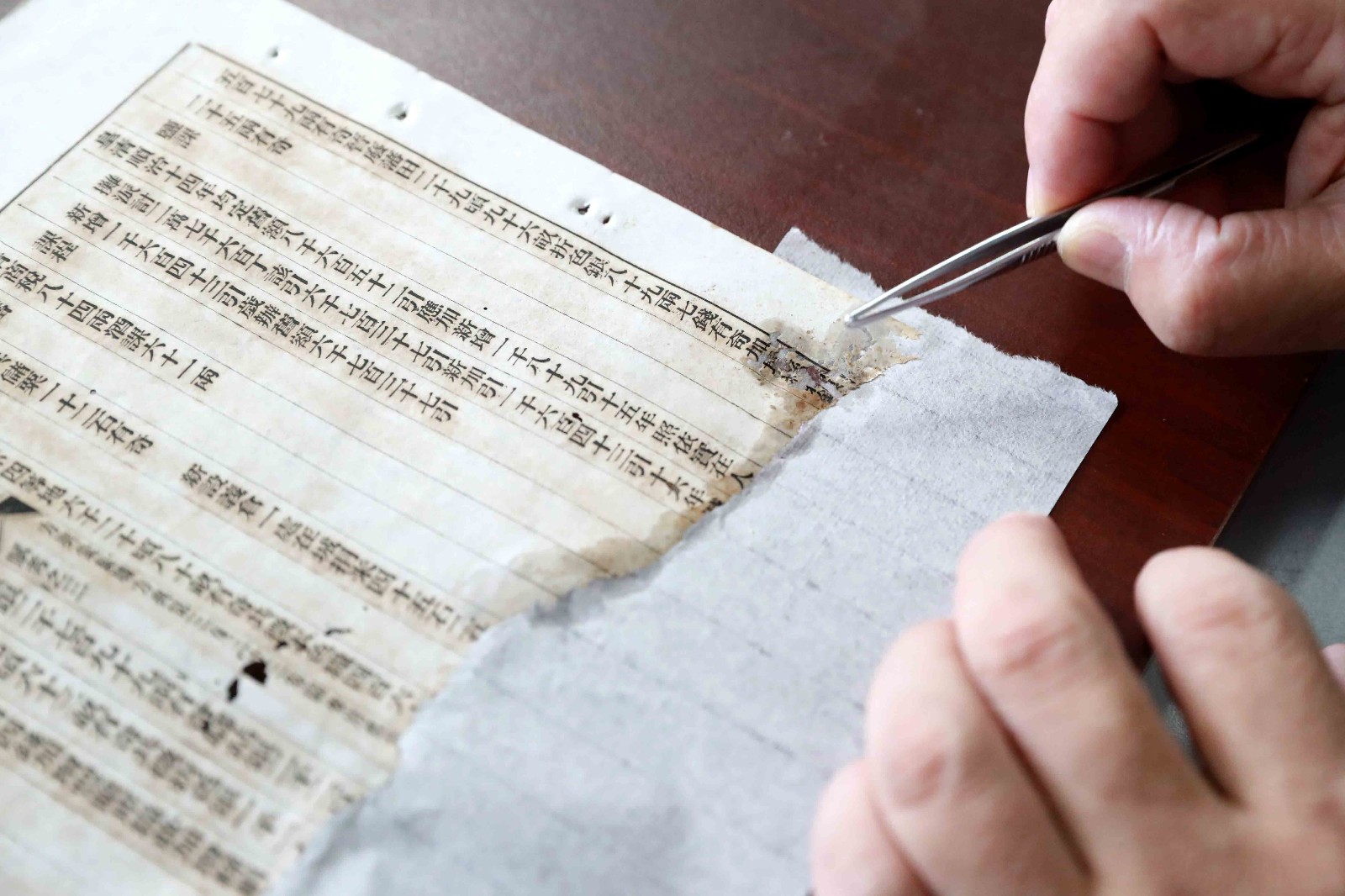 古籍修复师妙手回春古书本一年修复3750页