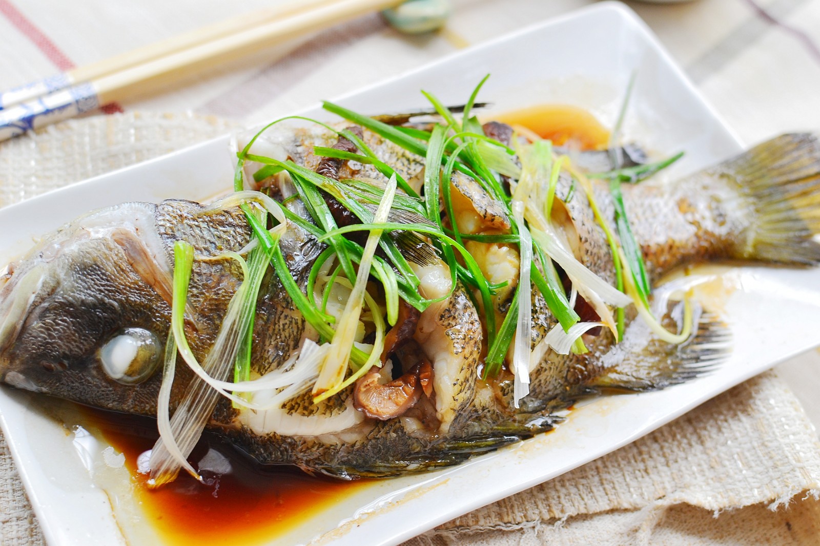 包公鱼,属于石鲈科生活于热带和温带近海中下层.