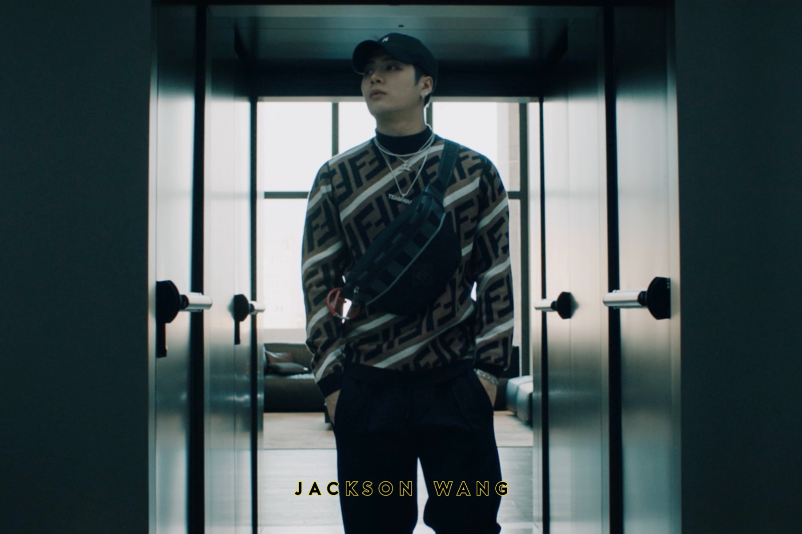 王嘉尔用音乐表达自己的生活态度!热血就是他最真实的写照.