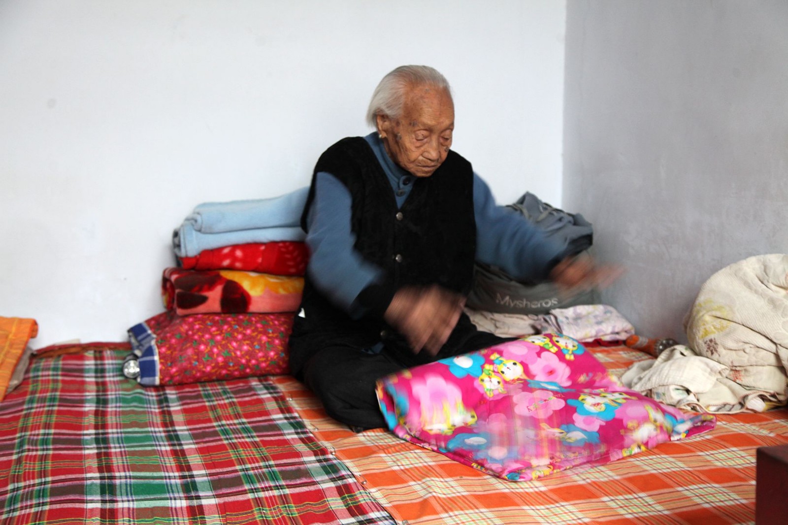 103岁奶奶捏痧图片