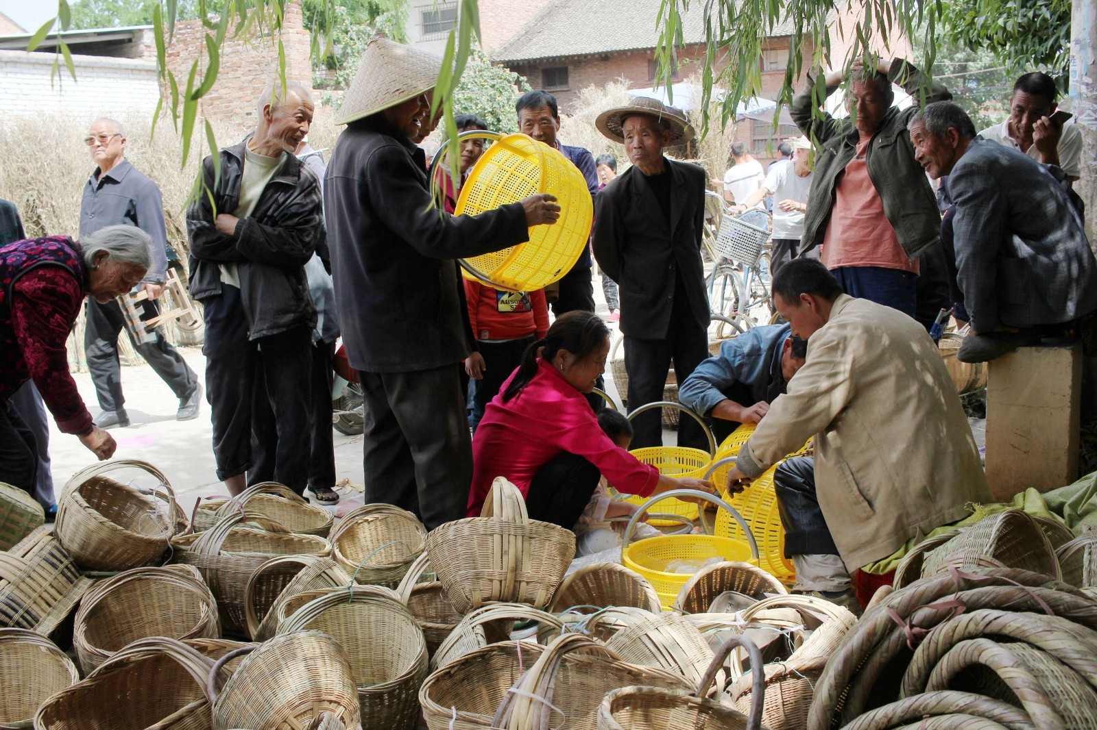 夏收在即农忙会上传统农具逐年减少