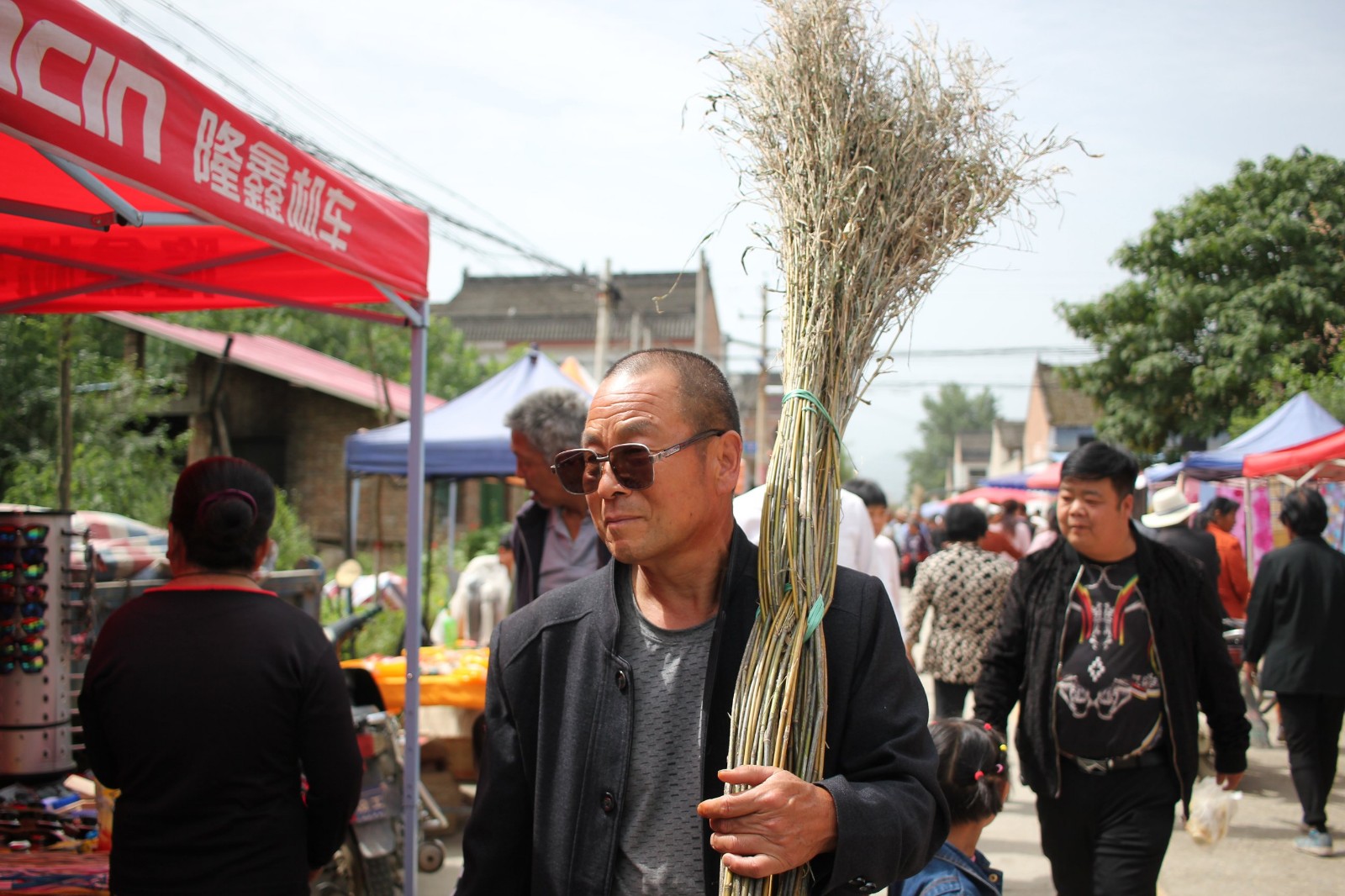 夏收在即农忙会上传统农具逐年减少