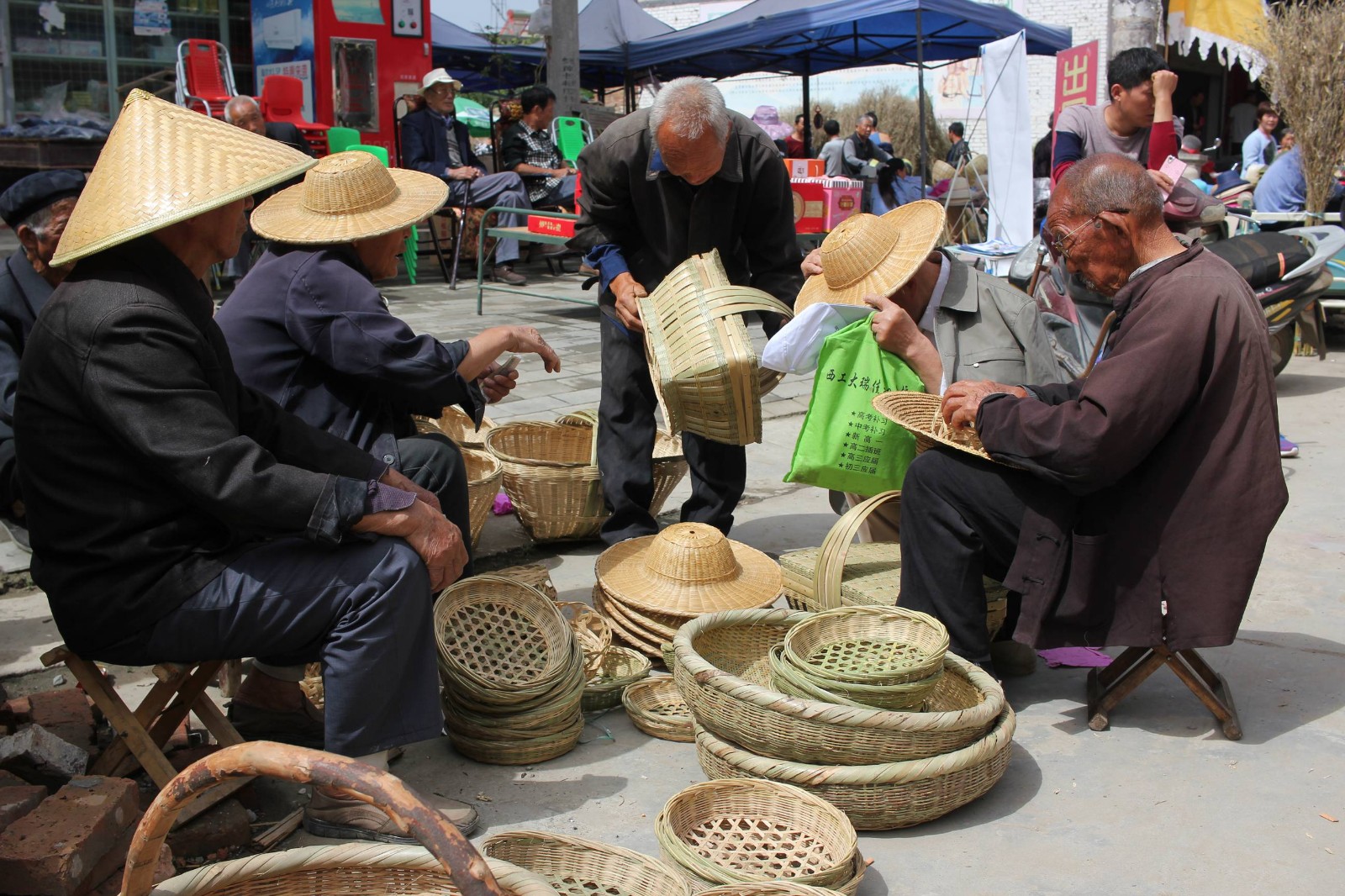 夏收在即农忙会上传统农具逐年减少