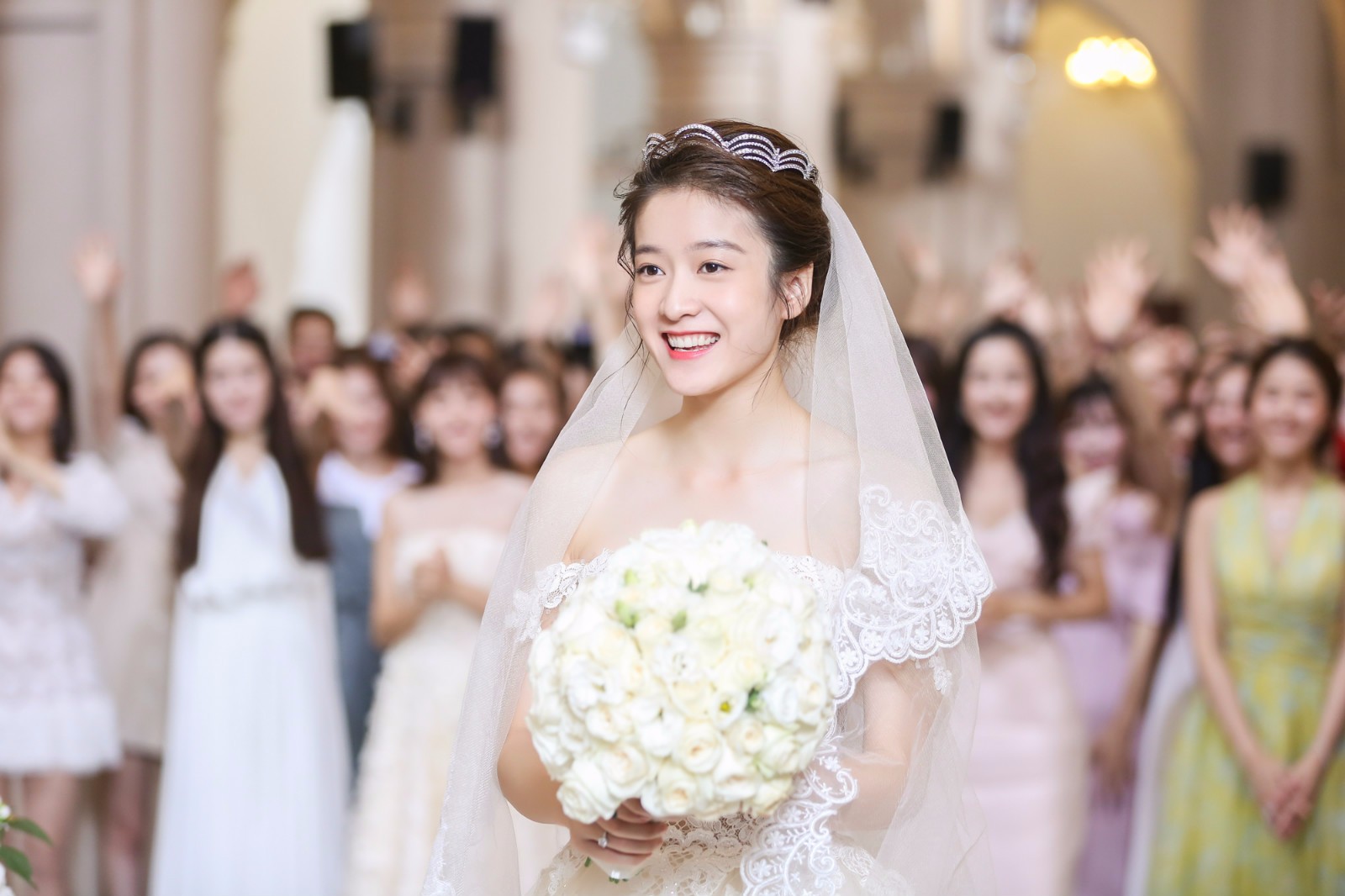 张雪迎泡沫之夏穿婚纱狂撒糖寄语角色获网友暖心祝福