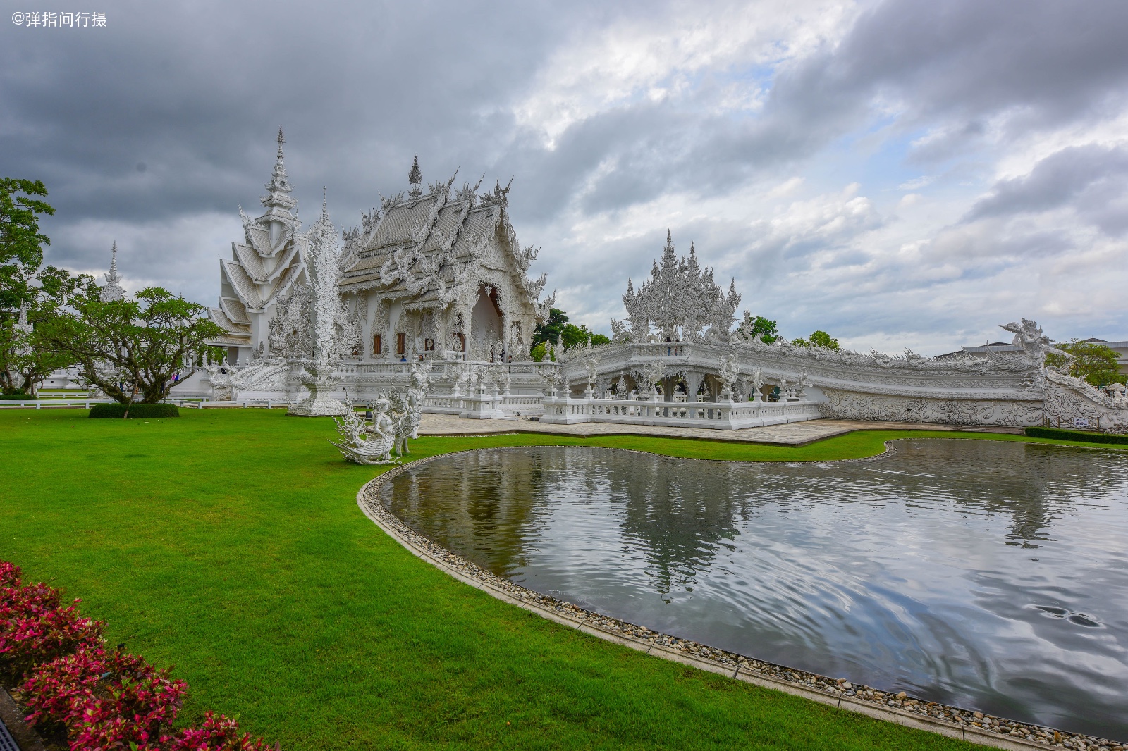 10亿泰铢建的泰国白庙成网红景点,可女游客拍照能别穿这么短吗?