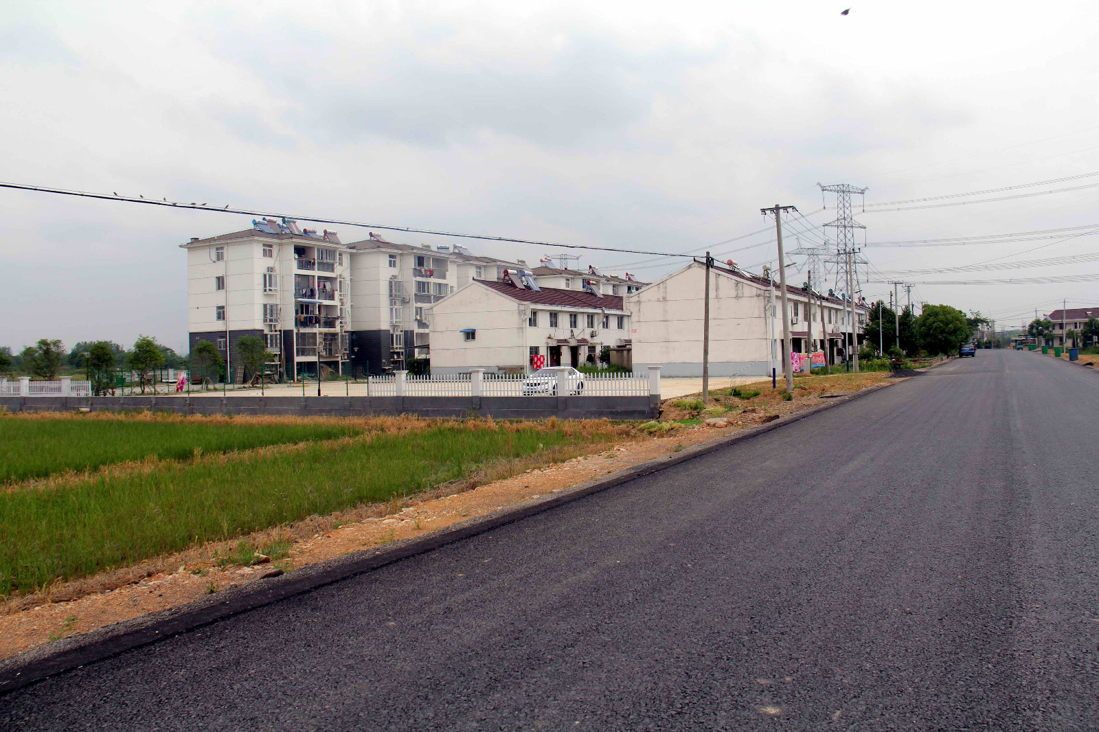回农村老家边走边看这房屋和道路,感受改革开放带来的时代大发展