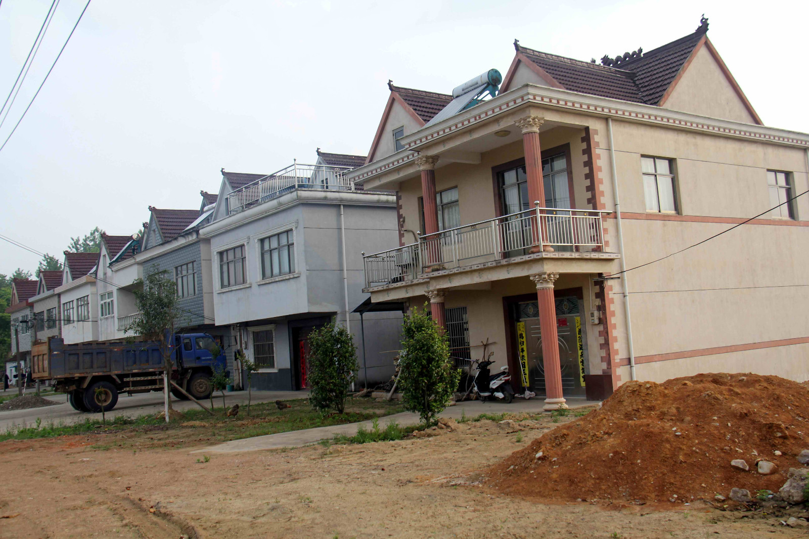 回农村老家边走边看这房屋和道路,感受改革开放带来的时代大发展