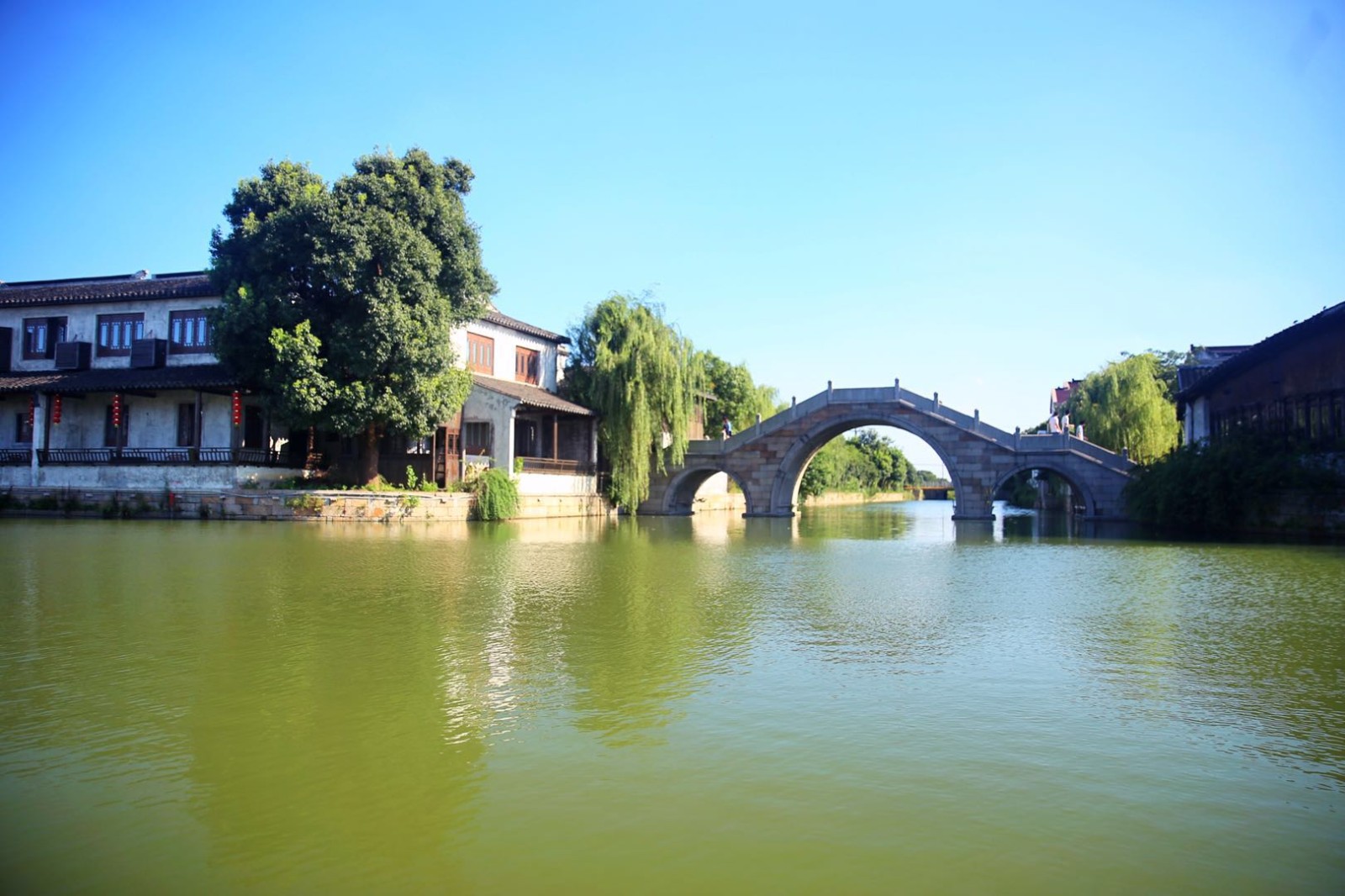 白墙青瓦,石板路,小桥流水人家,这就是江南秀气的模样