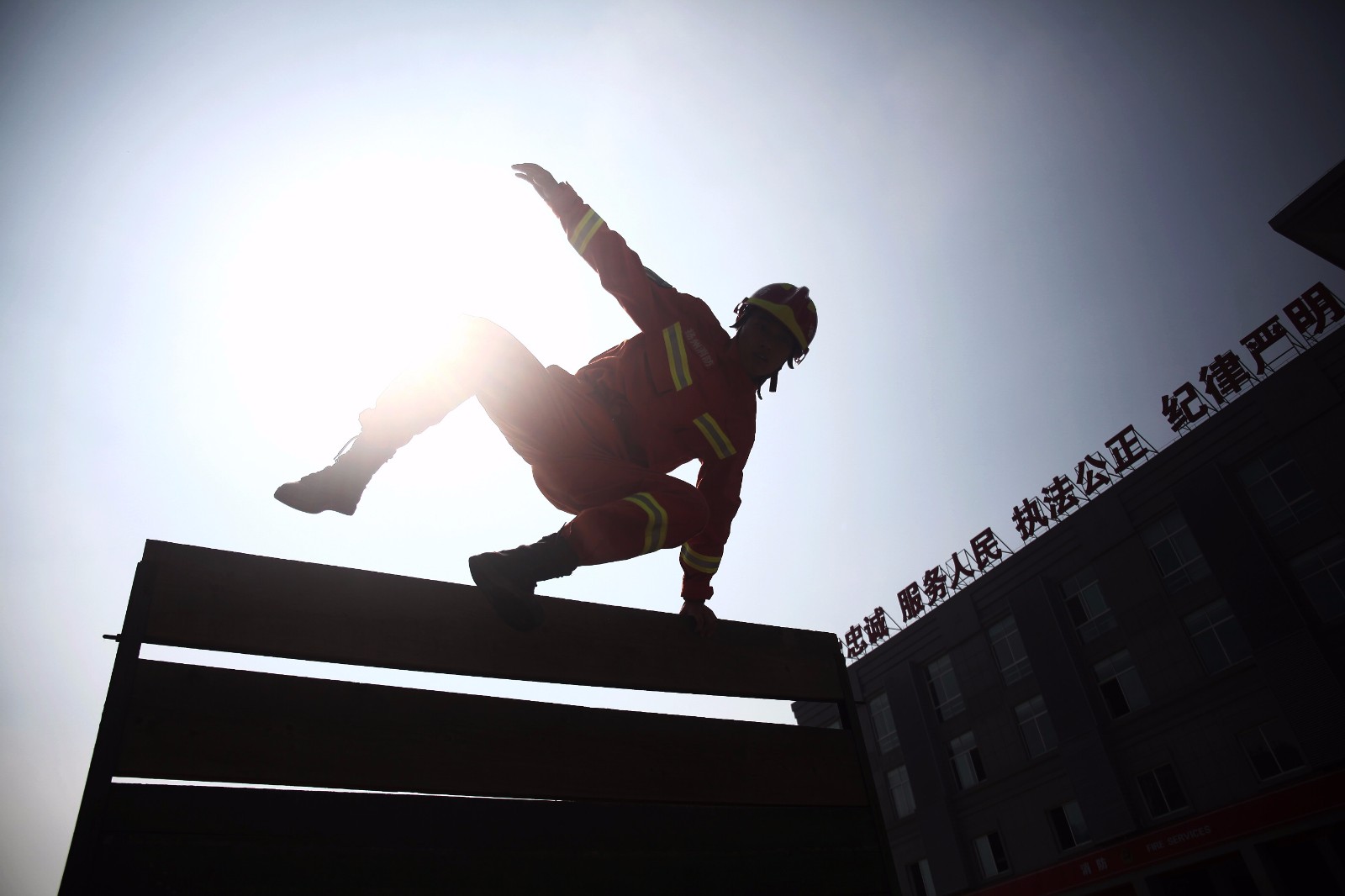 迎八一!"烈火战士"36℃酷暑砺精兵 消防服湿透可拧出水滴