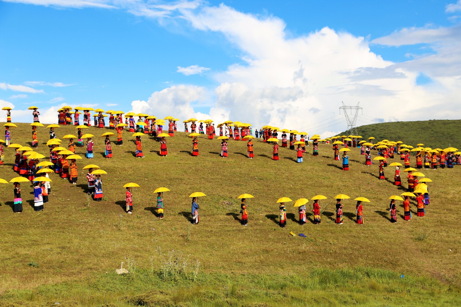 燃情火把尽情玩火2018凉山彝族传统火把节开幕
