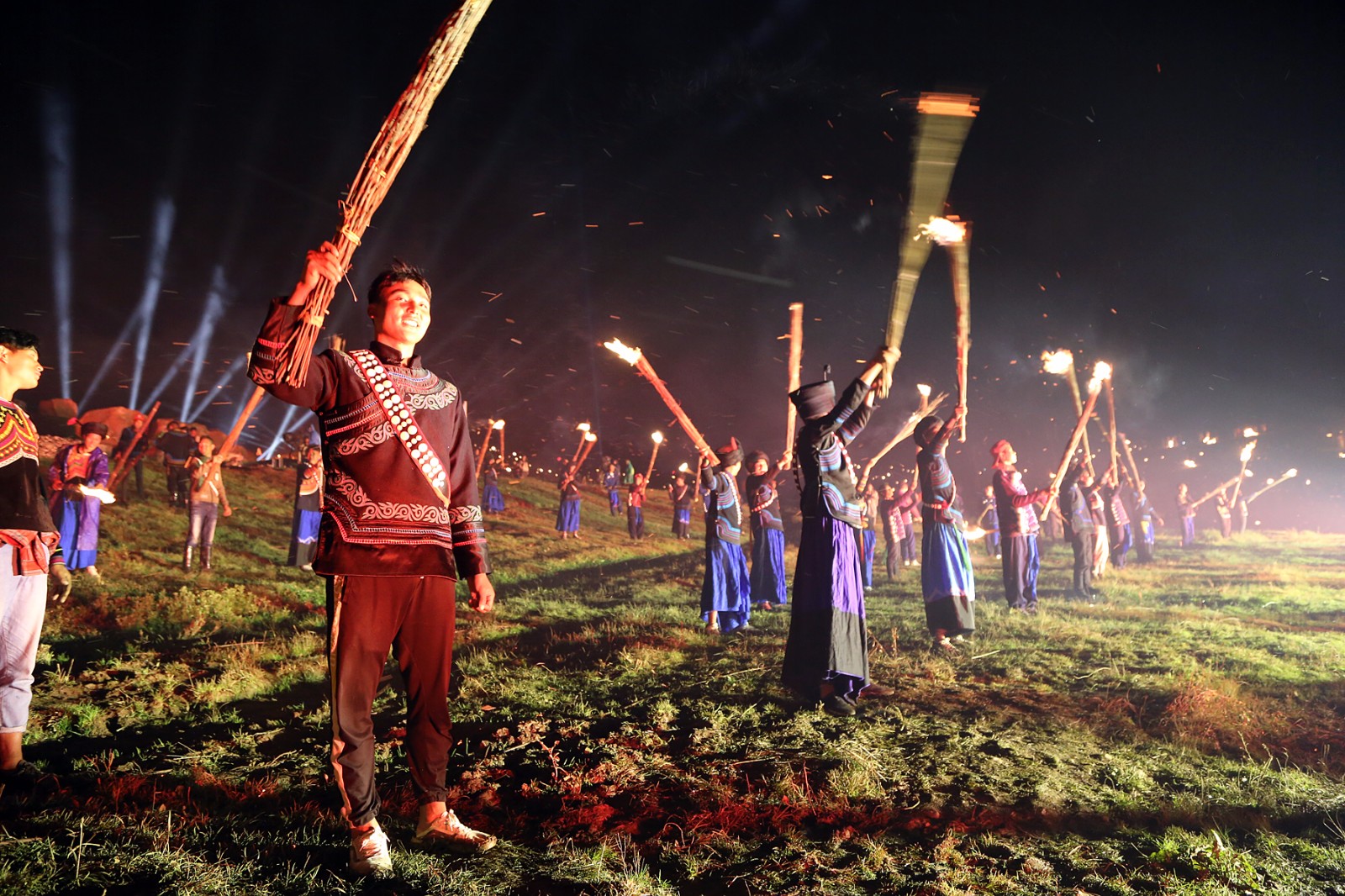 “燃情火把、尽情玩火” 2018凉山彝族传统火把节开幕