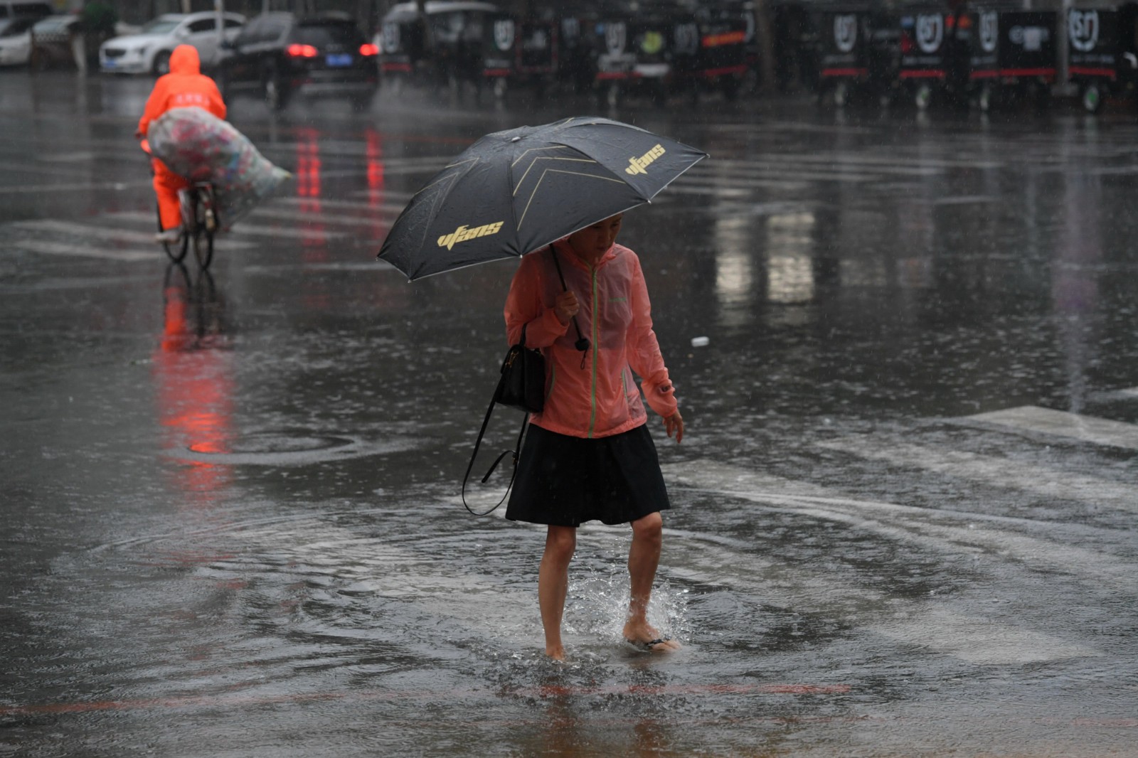 大雨赶走沈阳38.4℃高温天,市民称宁可雨淋也不要闷热