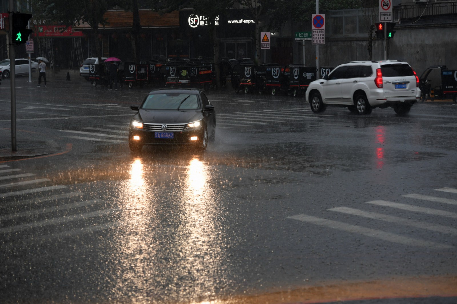 大雨赶走沈阳38.4℃高温天,市民称宁可雨淋也不要闷热