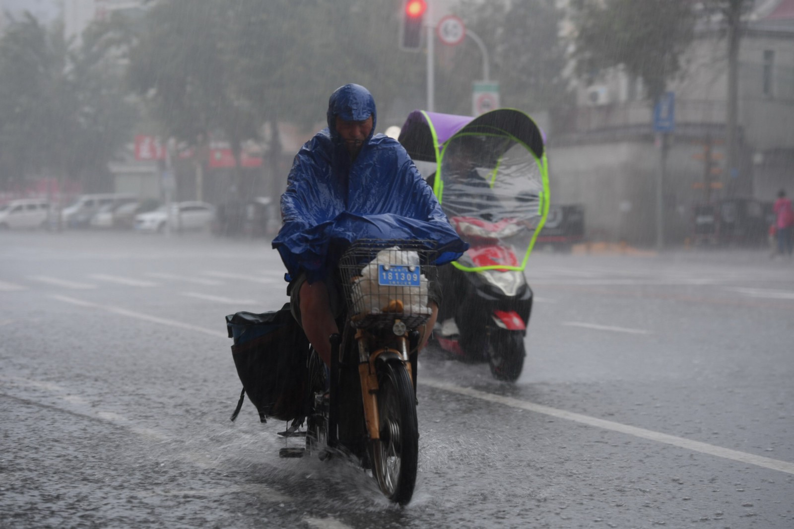 大雨赶走沈阳38.4℃高温天,市民称宁可雨淋也不要闷热