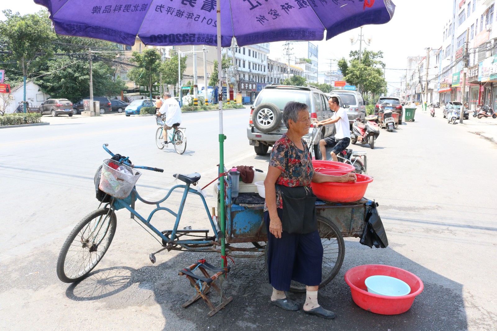 七旬老人高温下卖鱼,小伙挑三拣四,结局却很感人_新浪看点