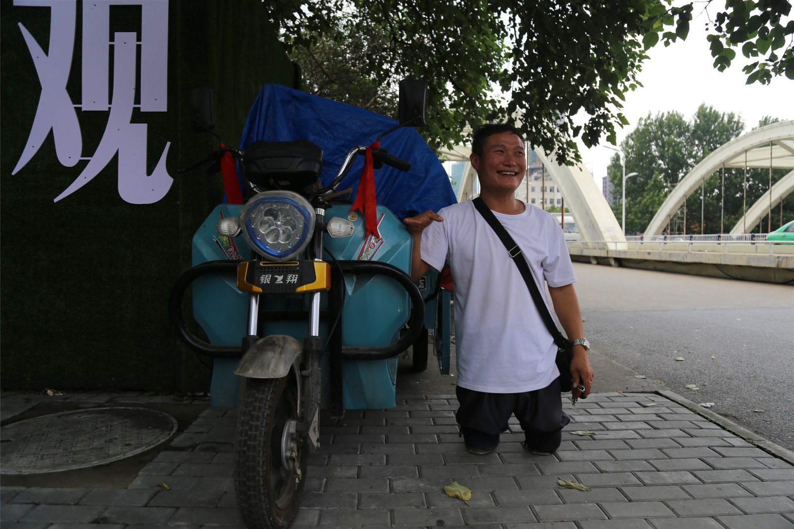 无腿男每天摆摊14小时 称要靠自己努力拥有店面