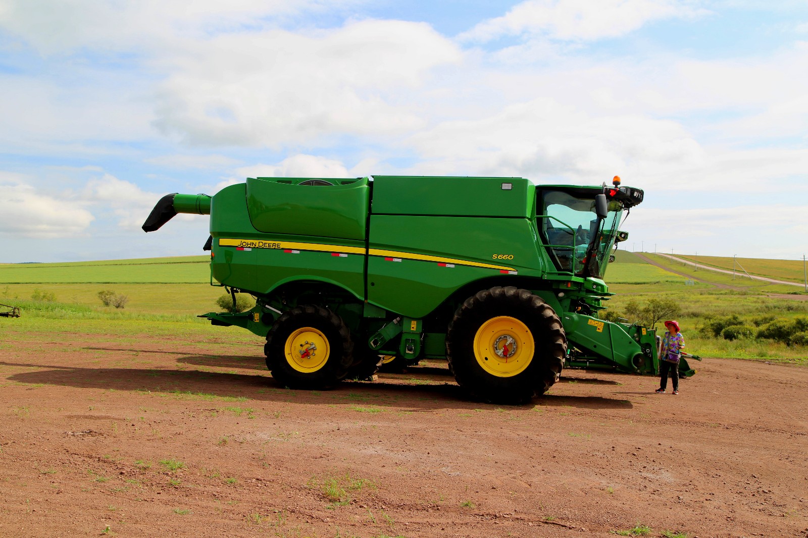 呼伦贝尔草原上拍摄的大型农机