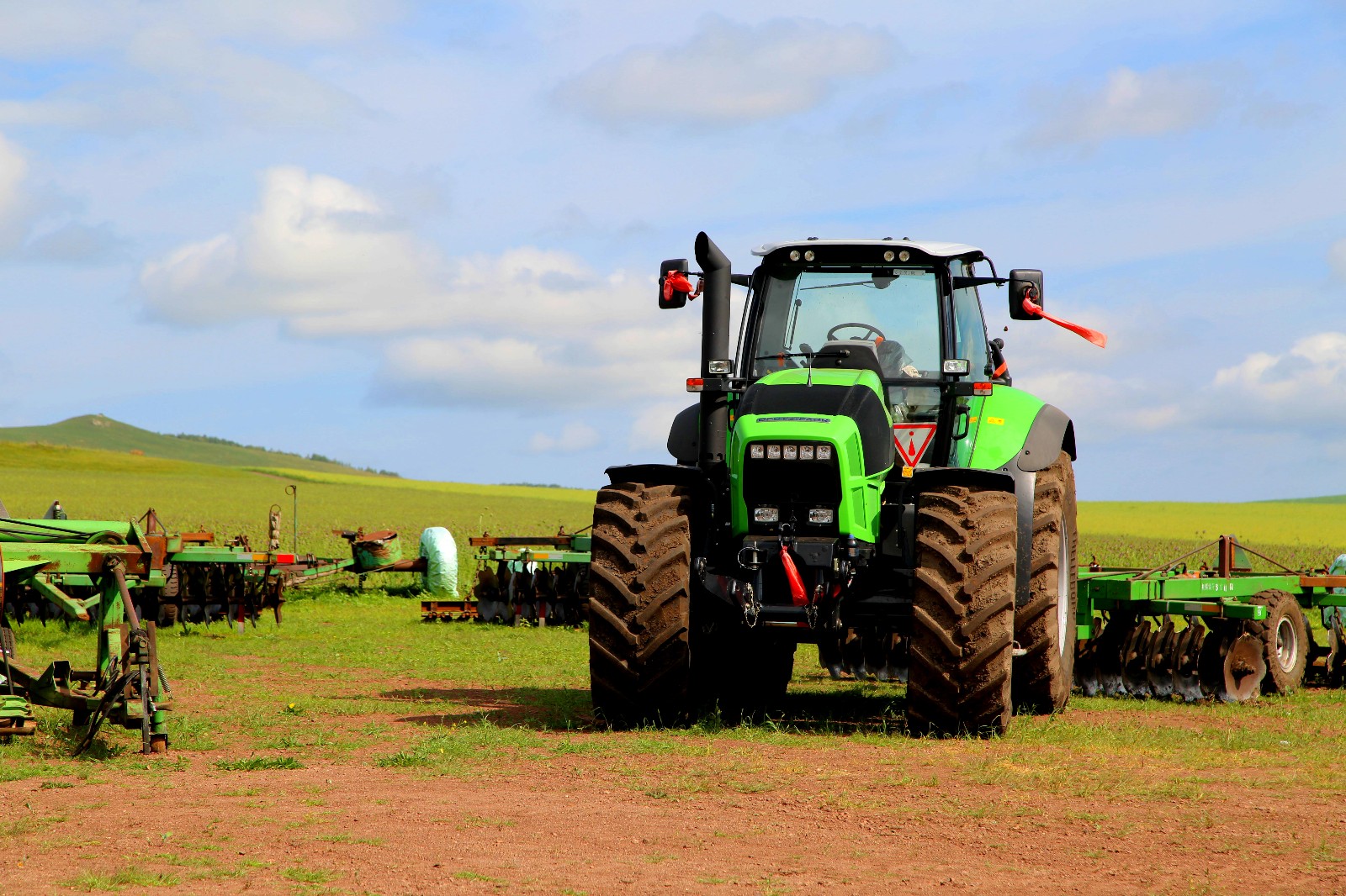 呼伦贝尔草原上拍摄的大型农机