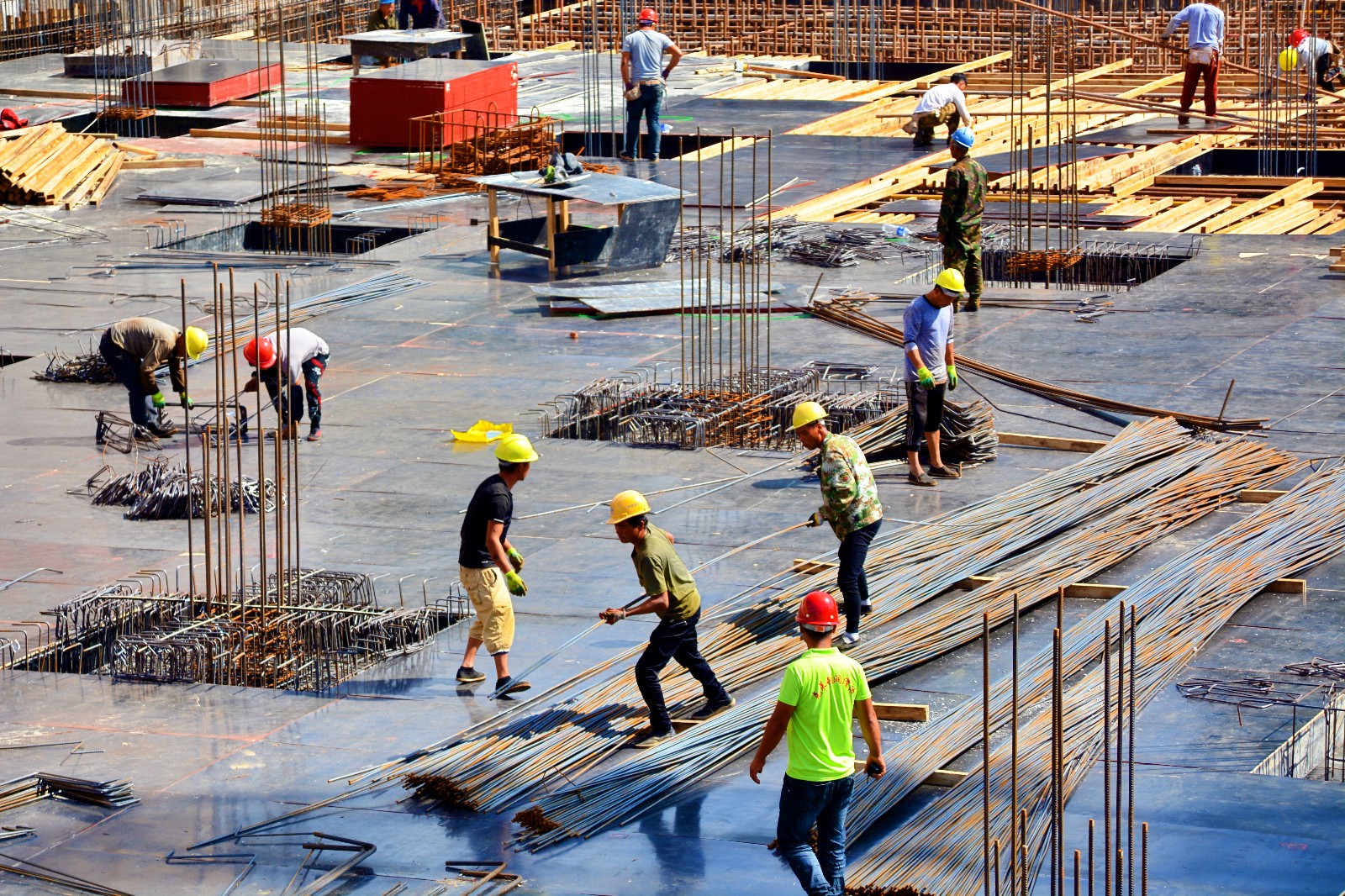 生活实属不易,但请你足够相信.建筑工人劳动场景,原创摄影