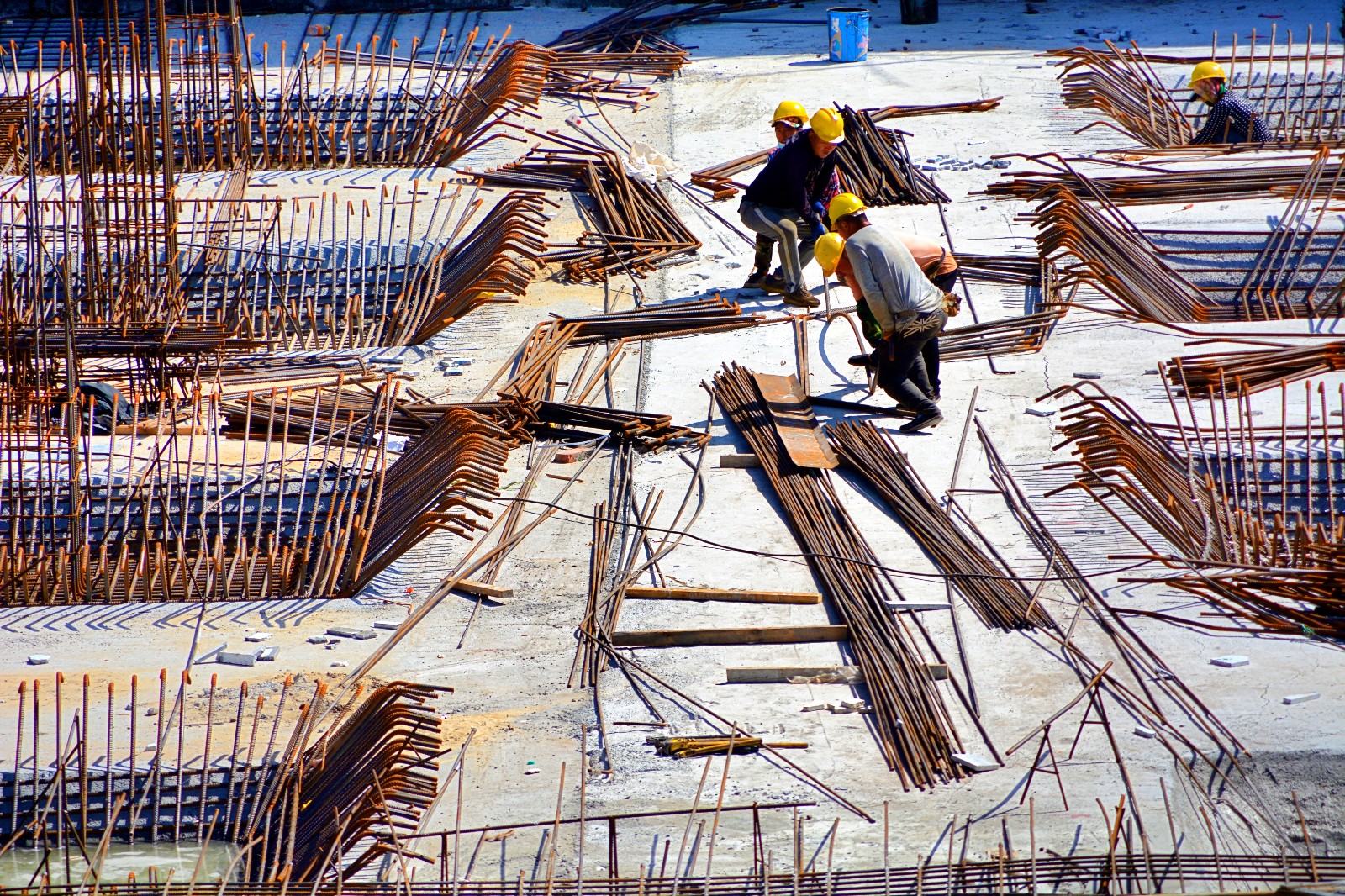 生活实属不易,但请你足够相信.建筑工人劳动场景,原创摄影