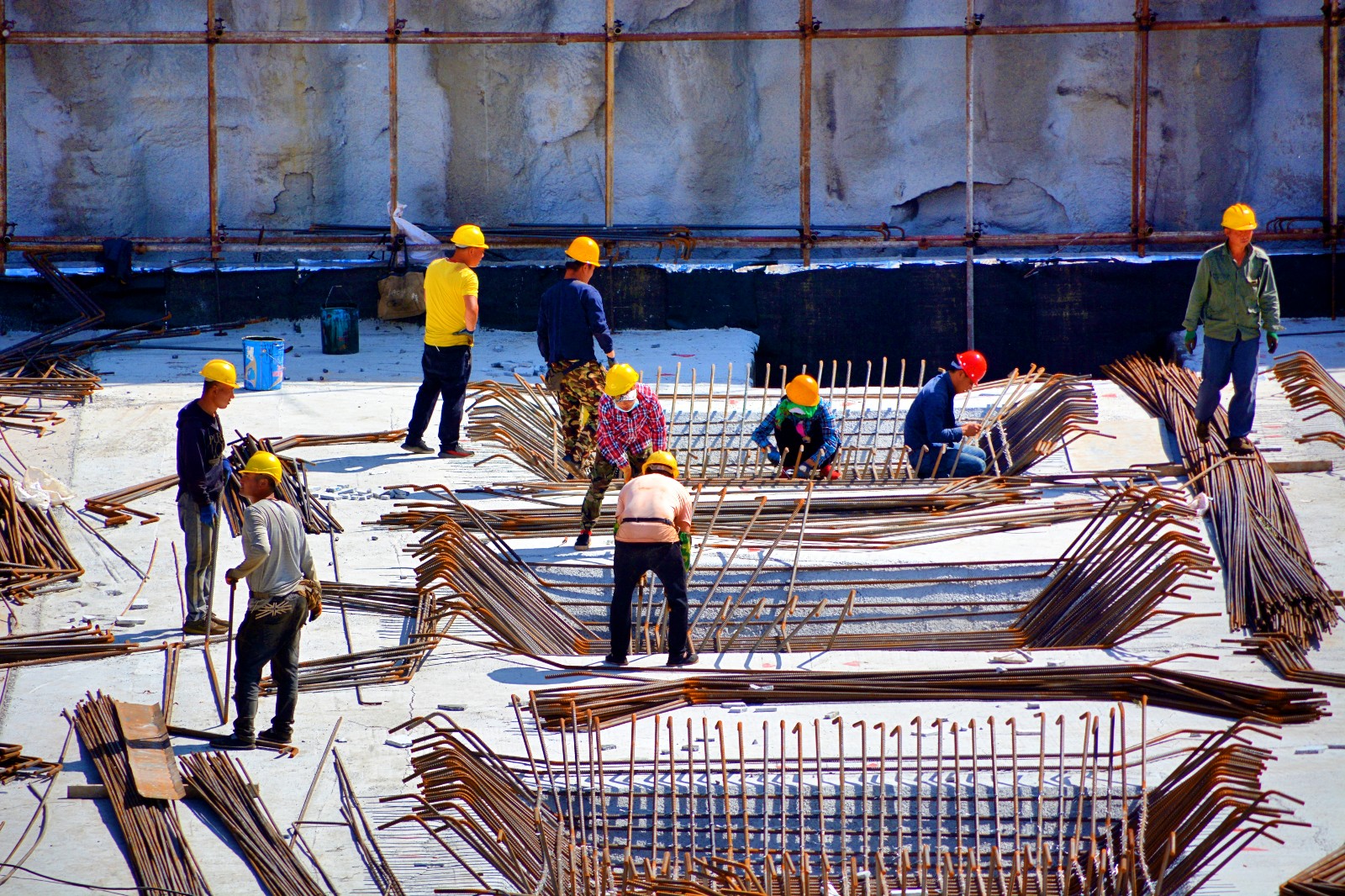 生活实属不易,但请你足够相信.建筑工人劳动场景,原创摄影