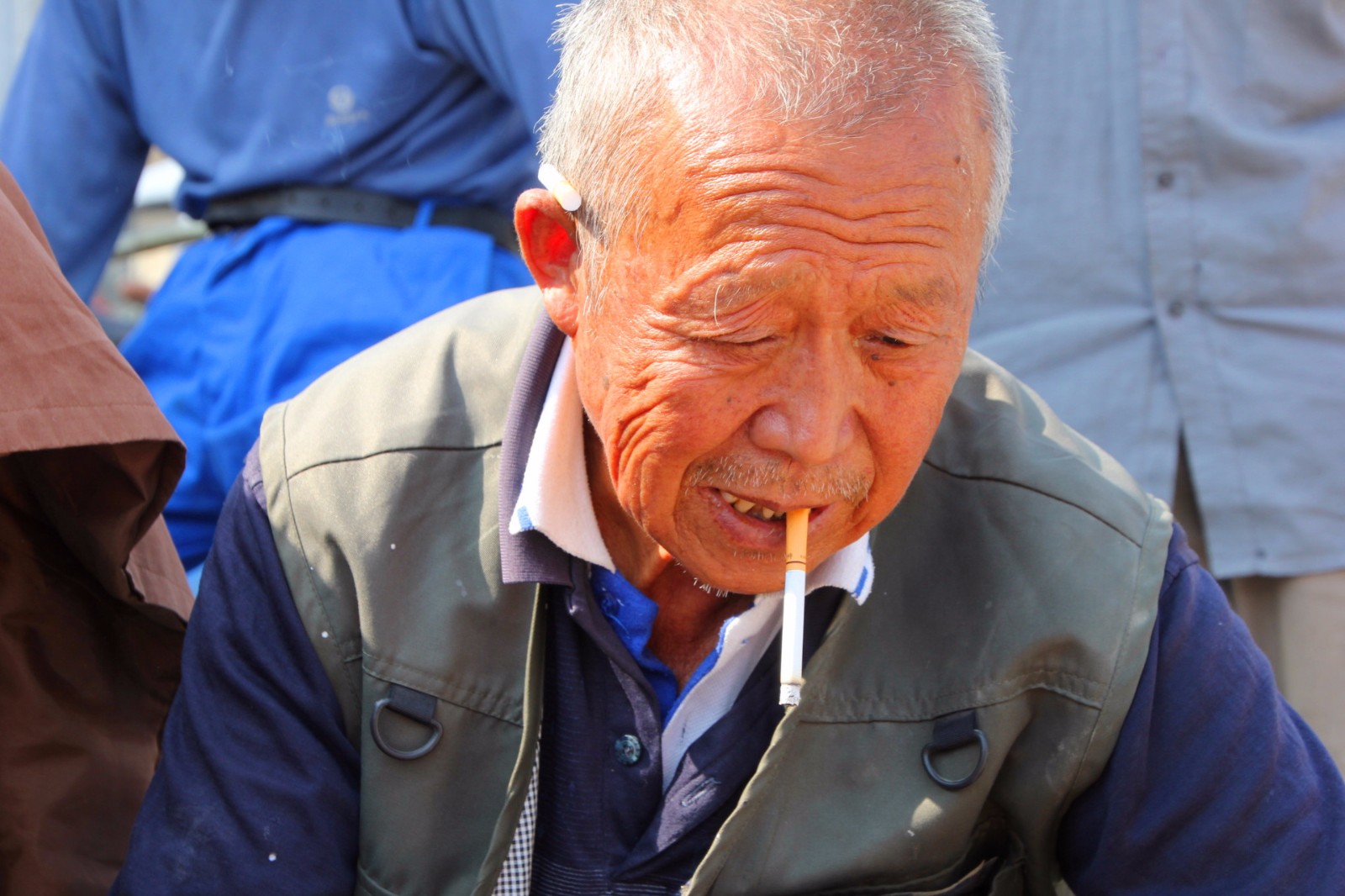 75岁老人拾起老手艺,日赚3元,风吹日晒图个啥?