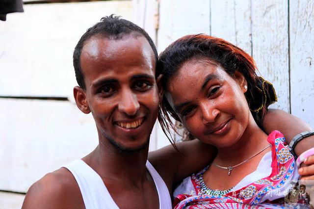 造访吉布提贫民区,被拉进棚户区做客,主人还请我们吃"毒"草