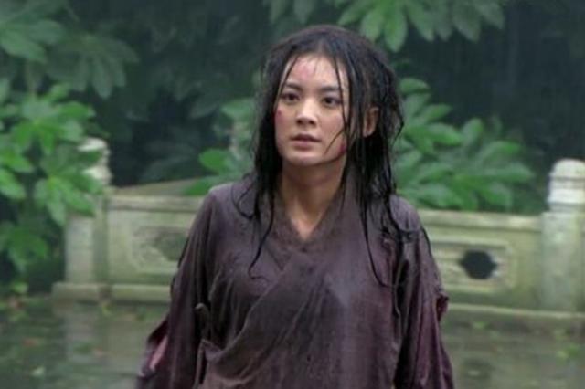 3,赵丽颖在《楚乔传》里还是一个女奴时,穿着一身白色的囚服,满身血污
