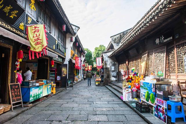 塘栖的房屋建筑也极具江南水乡的特色,建于河面之上,依水而立,黑瓦片