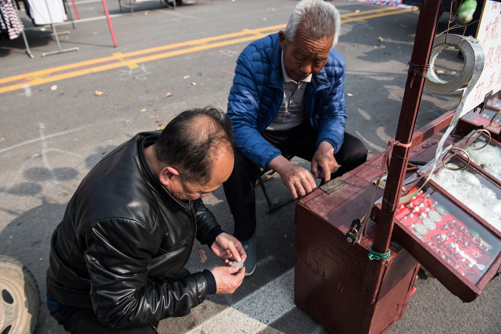 七旬老银匠很少加工银器,在集市上收购和出售银元,你知道内情吗
