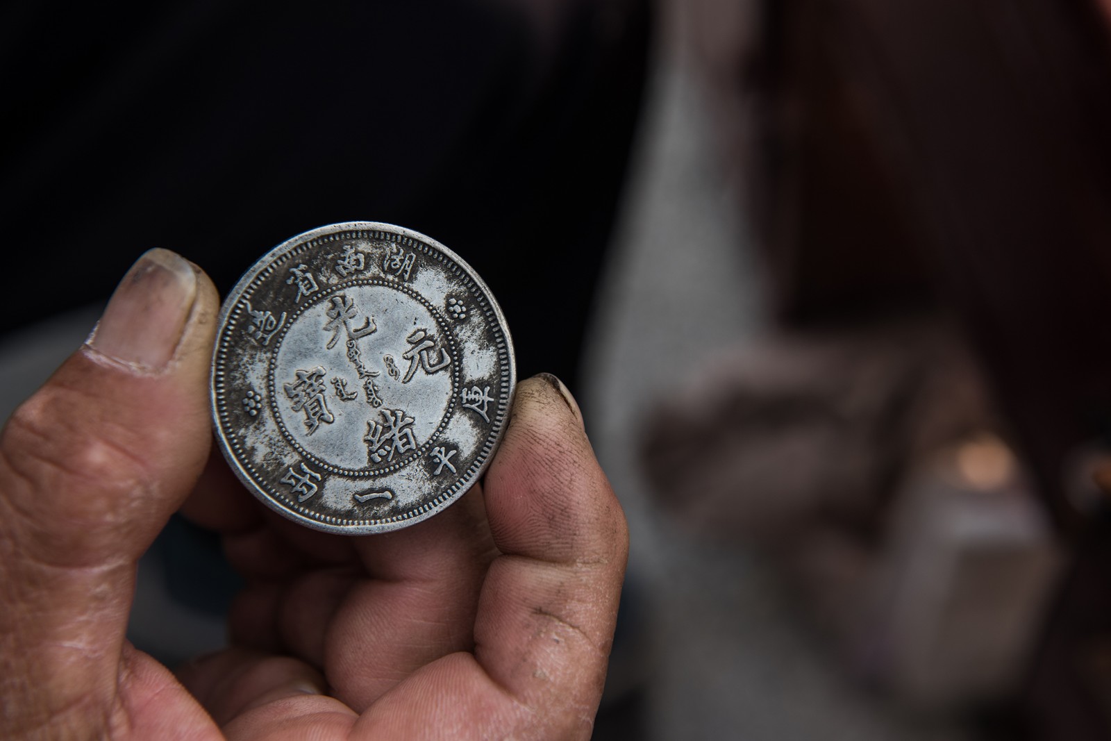 七旬老银匠很少加工银器,在集市上收购和出售银元,你知道内情吗