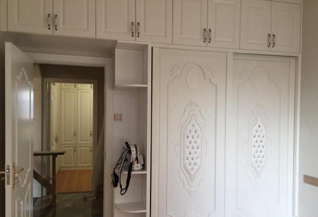 装修结束,铺的瓷砖还做很多柜子,装修师傅夸赞说装修就该这样