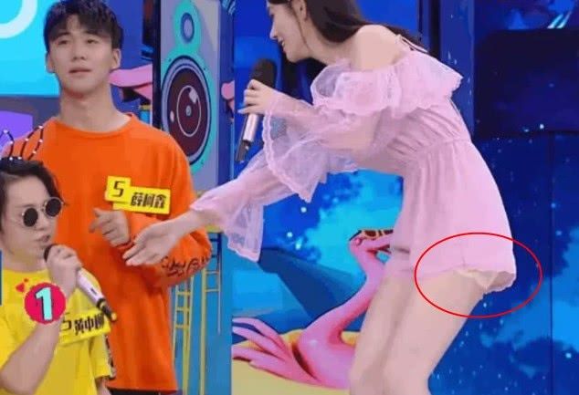 鞠婧祎唱歌露出安全裤,周洁琼生理期跳舞"染红"裙子,太拼了!