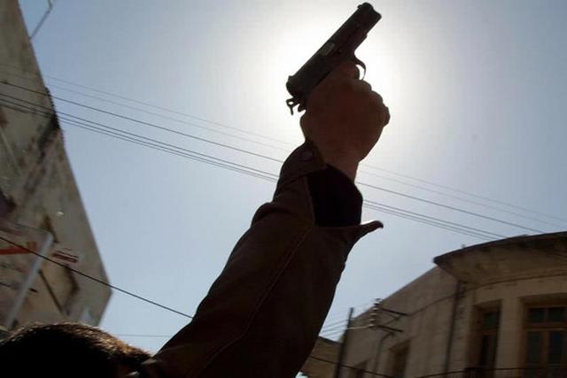 中南亚国家奇葩一幕:婚礼现场嘉宾手持ak朝天射击