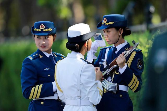 世界上最美的女兵——中国女兵,没有之一,既有温柔也有强悍!