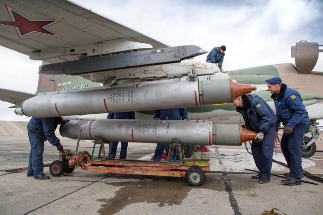 kh-23 空对地导弹是苏 - 25 的主要武器之一,该导弹的最大射程为 10