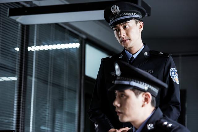 《骨语》饰演男主尚桀,他在剧中的身份是特案组组长