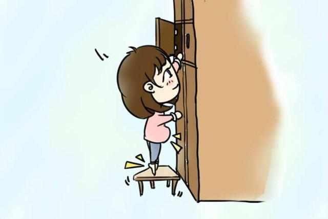 当拿不到高处物品时,大多数人都习惯性地踮起脚尖去或者踩在凳子上拿.