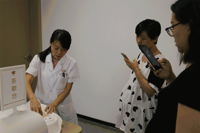 提供便利,帮助妈妈们祛除"喂奶要猫在角落里,换尿布得当众解决"的尴尬