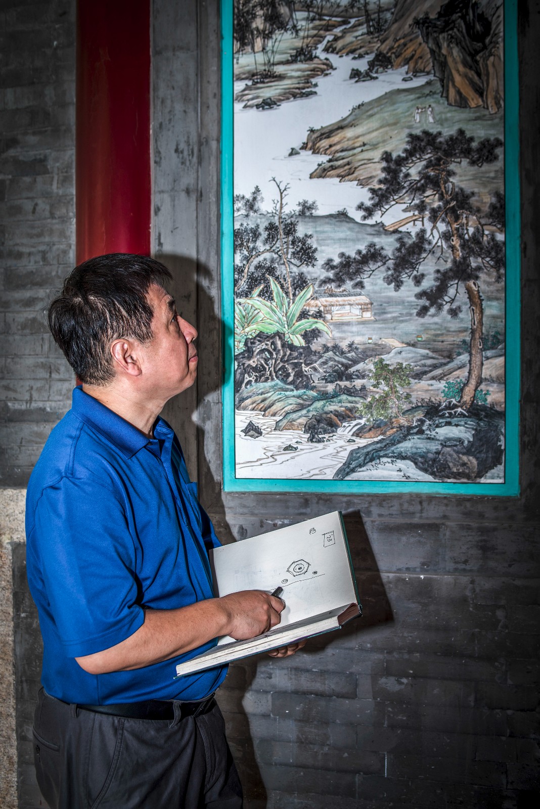 史家胡同有一位专门在瓦片上做画的画家张迎星