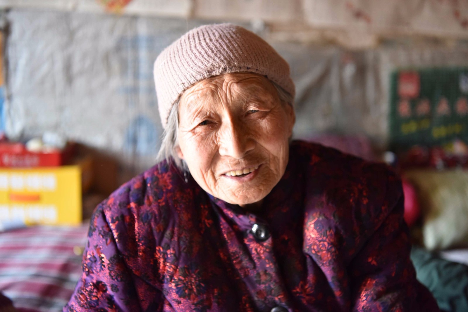 88岁老人独居寒窑土炕是她的全部生活