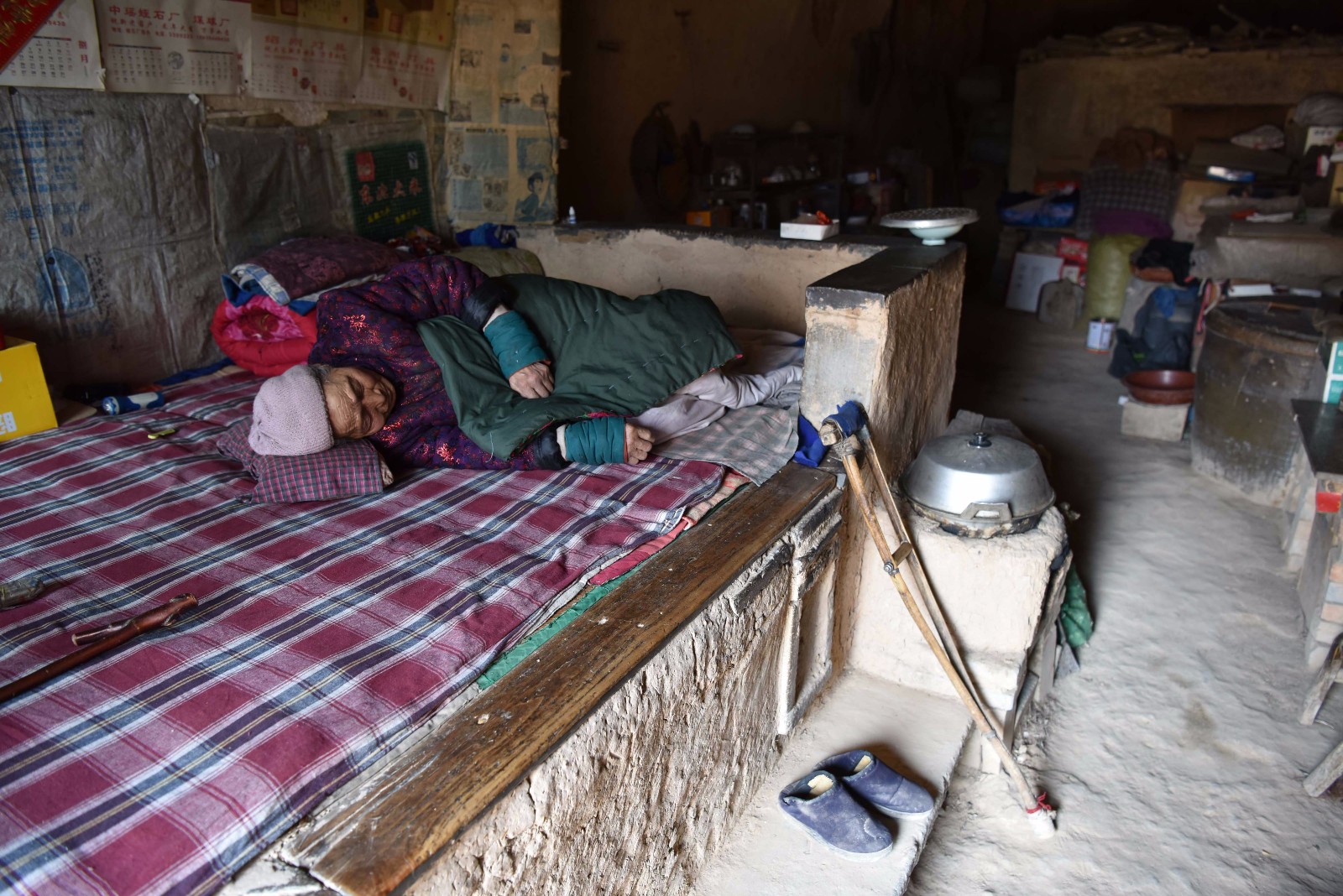 88岁老人独居寒窑土炕是她的全部生活