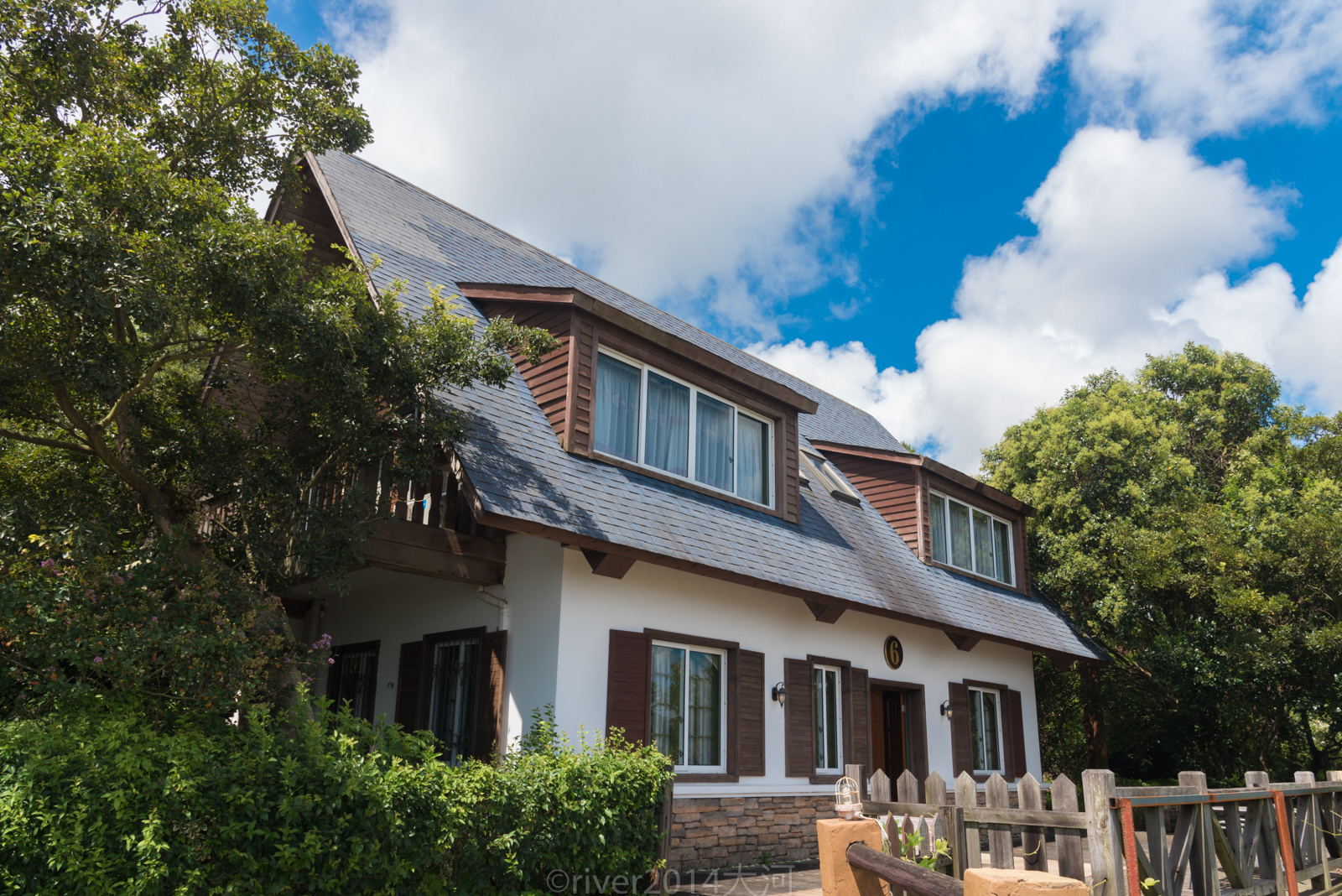 从别墅步行大约10分钟就能到下边的海滩.