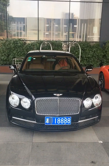 405万宾利停酒店门口看到车牌后网友能买一辆奥迪a8