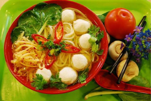 尼姑面在桂林人眼里是一种特别美味的存在,而这尼姑面也叫尼姑素面,对